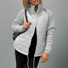 Varm vadderad jacka med stickade ärmar