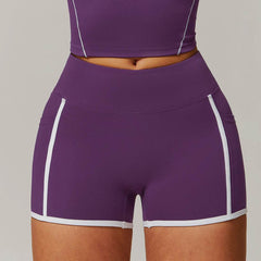 Sporty high-waisted shorts with contrasting details