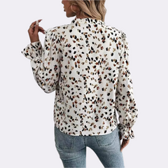 Casul v-ringad vit skjorta med ärm