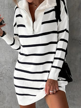 Klänning med randigt tryck och krage med dragkedja