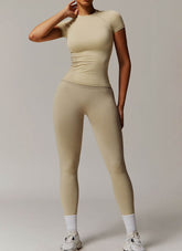Seamless sports set with T-shirt and leggings