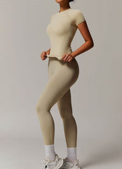 Seamless sports set with T-shirt and leggings