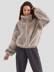 Jacka i fuskpäls med uppstående krage