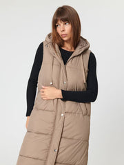 Long padded vest with hood and slits