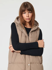Long padded vest with hood and slits