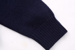 Marinblå stickad jacka med v-ringning