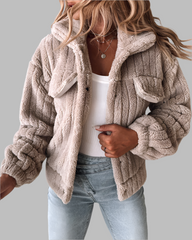 Kort kappa i sammet med slag för kvinnor