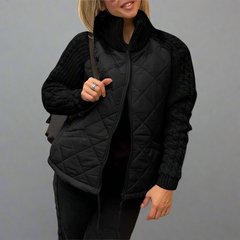 Varm vadderad jacka med stickade ärmar