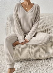 Randiga långbyxor med v-ringad tröja