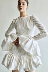 White mini dress with voluminous sleeves and pleated structure