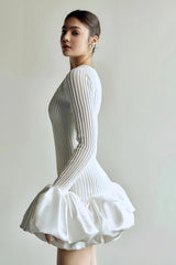 White mini dress with voluminous sleeves and pleated structure