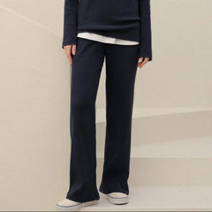 Modest stickad topp och byxor