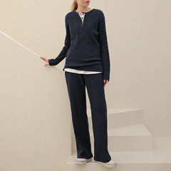 Modest stickad topp och byxor