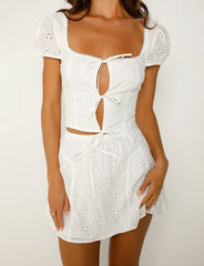 Vit vintagetopp med korta ärmar och minikjol