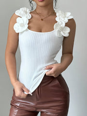 Stickad vit topp med elegant blomma