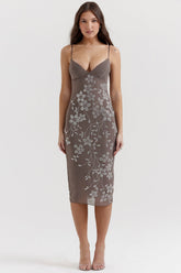 Långklänning med rökfärgad blommig patern