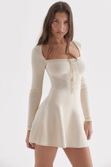 Krämfärgad elegant miniklänning med öppen front