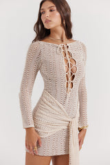 Stickad klänning med öppen spets framtill