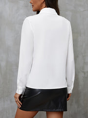 Avslappnad skjorta med volanger och poloneck