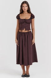 Ruffad topp i djupbrunt och midikjol med rufs