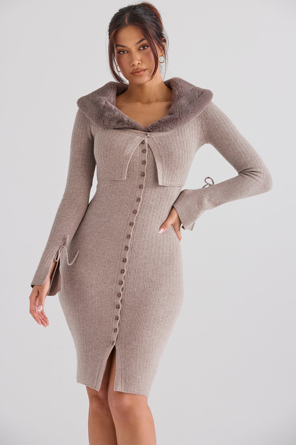 Beige kofta med päls i halsen och stickad klänning