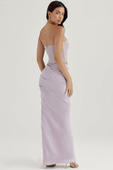 Grå jumperkorsett med plisserad lång kjol i satin