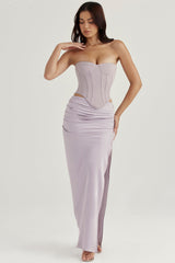 Grå jumperkorsett med plisserad lång kjol i satin