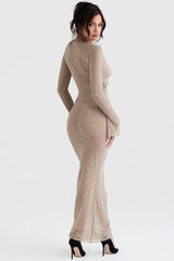 Lång klänning i sten med diagonal utskärning