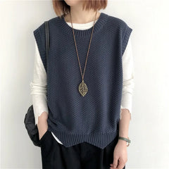 Knitted vest with structure and side slits