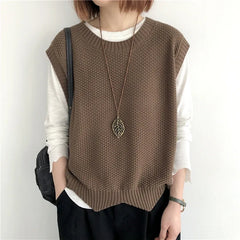 Knitted vest with structure and side slits