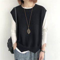 Knitted vest with structure and side slits
