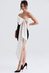 Svart miniklänning med elegant rosett