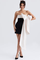 Svart miniklänning med elegant rosett