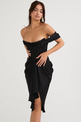 Medium axelbandslös klänning i satin