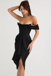 Medium axelbandslös klänning i satin