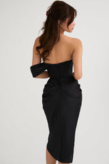 Medium axelbandslös klänning i satin