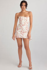 Axelbandslös miniklänning med rosentryck