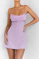 Rygglös miniklänning med kristalldetaljer