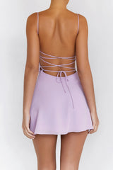 Rygglös miniklänning med kristalldetaljer