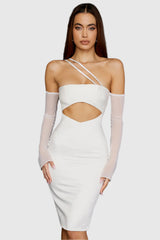 Långklänning i elfenbensfärgad satin med utskärning