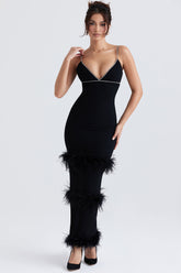 Djup svart långklänning med pälsdesign