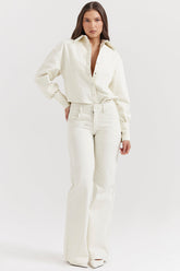 Stickad vit kofta med knappar och byxor