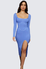 Blå stickad midiklänning med utskuret ben