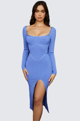 Blå stickad midiklänning med utskuret ben