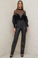 Svart body med elegant v-design