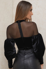 Svart body med elegant v-design