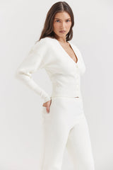 Vit stickad cardigan med V-hals och byxor