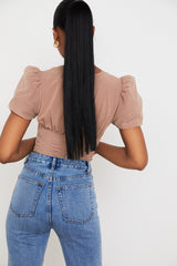 Korsett i brunt nät med puffärmar och veck