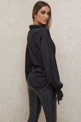 Lös draperad skjorta i svart satin