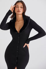 Svart klänning med nackpäls och knappar